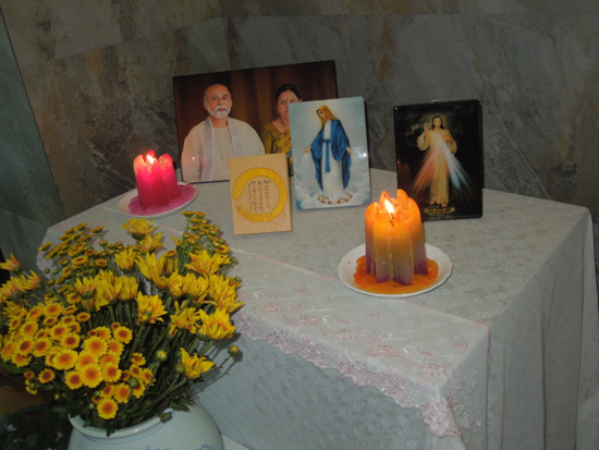 자신이 믿는 신께 기도하라는 싱징으로 촛불을 켜고 예수, 마리아의 초상화를 진열해놨다. 

  
