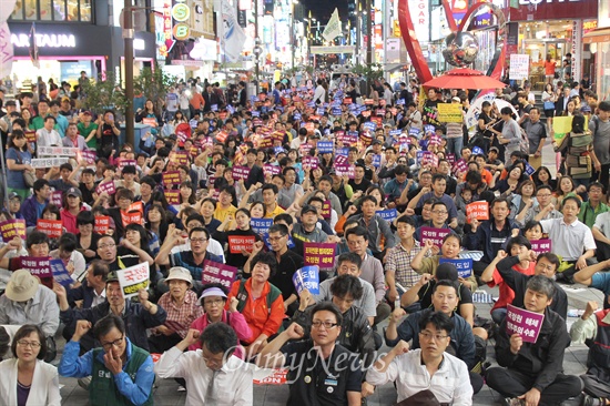 7일 저녁 부산 서면에서는 국정원의 대선개입 사건을 규탄하고 특별검사 도입을 촉구하는 8차 시국대회가 열렸다. 이날 시국대회에는 집회측 추산 1000명(경찰 추산 400명)의 시민이 모였다. 