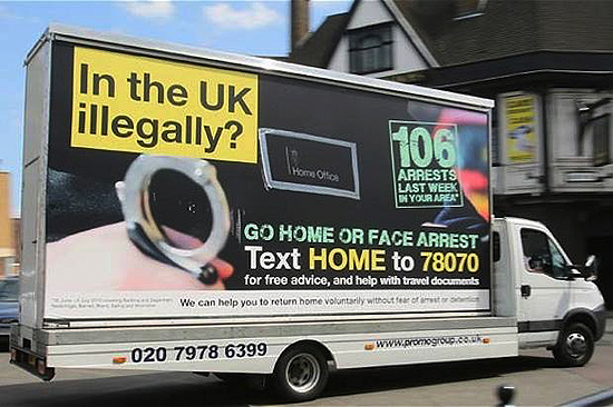'협박'이라는 지적을 받은 영국 정부의 이민자 광고. 화물차량을 개조해 "영국에 불법 체류하고 있나?"라는 질문 아래 수갑을 내보이며 "본국으로 가라 그렇지 않으면 체포할 것"이라고 위협하고 있다.  