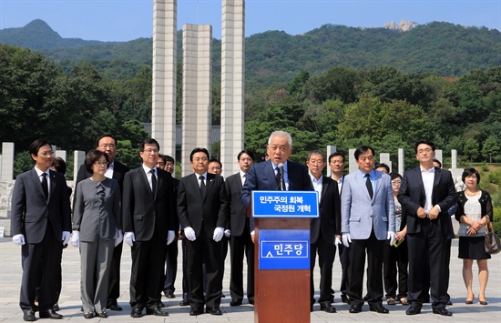 김한길 민주당 대표가 최고위원 등 당직자들과 함께 8일 오전 서울 수유동 국립 4·19 민주묘지를 참배한 뒤 소감을 밝히고 있다. 김 대표는 "민주당은 4·19 정신을 계승하며 위기에 처한 민주주의를 반드시 바로 세울 것"이라고 다짐했다.
