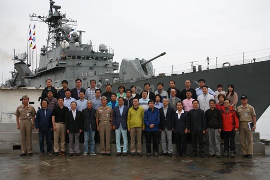 동해 1함대 기함 광개토대왕함 앞에서 기념사진 촬영 중인 언론학회 회원들