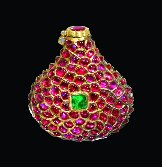 17세기 에메랄드와 루비, 금과 다이아몬드, 수정으로 장식된 향수병