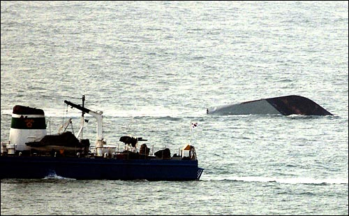 천안함의 함수는 사고 다음날인 3월27일 오후 1시30여 분까지 완전히 가라앉지 않았다.