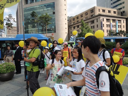 서울신은초등학교 초록동아리 학부모들과 어린이들도 걷기 행사에 참가하여 시민들에게 탈핵 동참을 호소하였다.