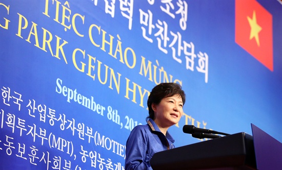베트남을 국빈 방문 중인 박근혜 대통령이 지난 8일 오후(현지시각) 하노이 그랜드플라자호텔에서 열린 한-베트남 경제협력 만찬 간담회에서 인사말을 하고 있다.
