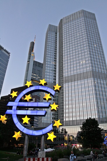 유럽중앙은행 앞. 유로화의 화폐단위를 상징하고 있다.