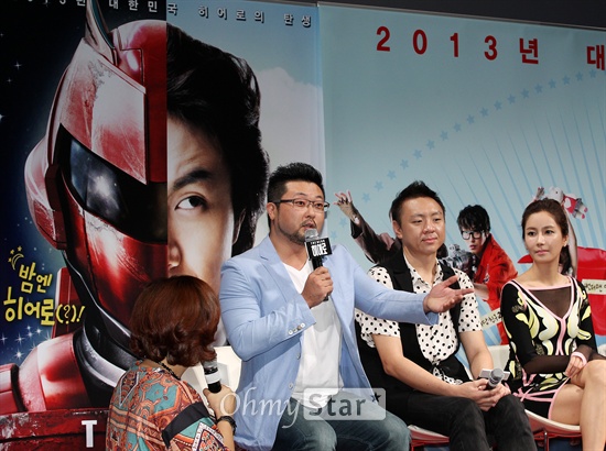  9일 오전 서울 압구정CGV에서 열린 영화 <히어로> 제작보고회에서 김봉한 감독이 인사말을 하고 있다. 