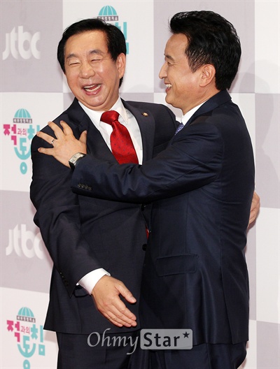  9일 오후 서울 순화동 호암아트홀에서 열린 JTBC 비무장정치쇼 <적과의 동침> 제작발표회에서 출연자인 김성태 새누리당 의원과 김영환 민주당 의원이 포옹을 하며 웃고 있다.