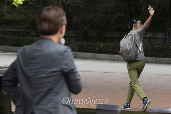 표 교수 답변 듣지 않고 떠나는 '전 일베 회원' 9일 오후 서울 성북구 고려대 민주광장에서 열린'표창원·박주민 초청 캠퍼스 순회강연회' 질의 응답 시간 중 자신을 '전직 일베충(일간베스트 회원)'으로 밝힌 한 학생이, 자신의 주장을 표창원 전 경찰대 교수 앞에서 밝힌 뒤 대답을 듣지 않고 자리를 떠났다. 표 전 교수는 "대답을 해주겠다"고 하였으나. 해당 학생은 손을 들어보이기만 했다.  