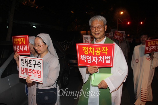  천주교 마산교구 정의평화위원회는 9일 저녁 경남 창원 명서동성당에서 “국가정보원 불법대선개입 진상규명 특검실시 촉구를 위한 시국미사”를 거행했다. 사진은 거리 행진 모습.