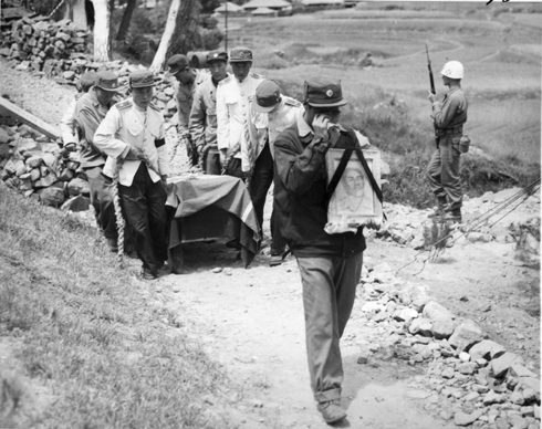동료들이 시신을 매장하고자 수용소 밖으로 운구하고 있다(1952. 6. 6.)