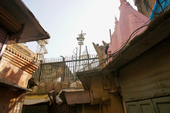 철조망으로 둘러싸인 바라나시 카쉬 비슈나와뜨 사원
