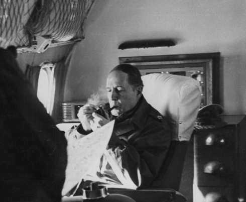 신의주 상공 비행기 안에서 파이프를 문 채 지도를 펴 보며 작전 구상을 하는 맥아더 장군(1950. 11. 24.).
