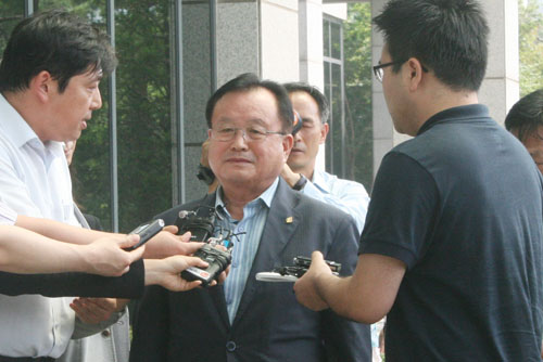 나근형 인천시교육감이 직원들로부터 뇌물을 받은 혐의 등으로 지난 7월 26일 인천지검에 소환되고 있다.