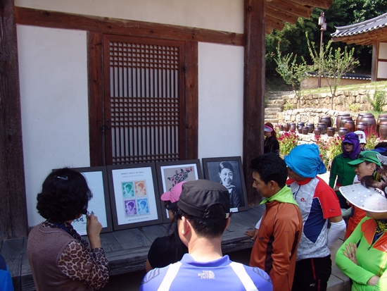 교동집 작은 아씨로 불리던 그는 1950년 박정희 대통령과 결혼하기 전까지 이 집에 살았다. 문화해설사의 설명에 열중하고 있는 관람객들.