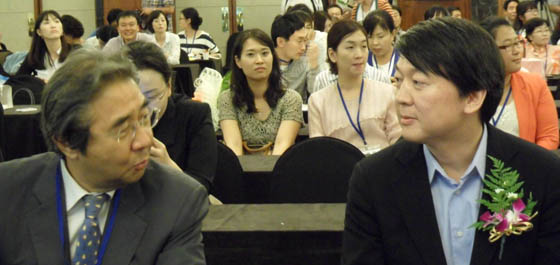 행사 직전 안철수 무소속 의원이 (사)한국자살예방협회 이홍식 이사장과 대화를 하고 있다.