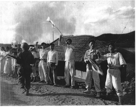 대전 근교의 주민들이 태극기를 흔들며 북상하는 국군과 유엔군을 환송하고 있다(1950. 9. 28.).