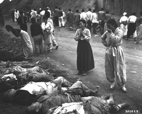300여 명의 주민들이 동굴에서 학살되었다. 유엔군이 점령한 뒤 이 시신들을 꺼내자 유족들이 가족을 확인하며 울부짖고 있다(함흥, 1950. 10. 19.).