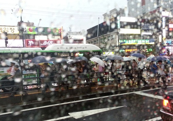 전국적으로 가을비가 내린 11일 오전 시민들이 우산을 쓰고 출근길에 나서고 있다. 