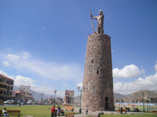 쿠스코시내 솔거리에 있는 잉카황제 파차쿠티 동상. (2011년 6월 사진)