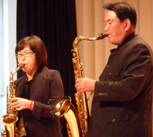 서울메트로 직원 이종섭 씨와 아내 이수민가 색소폰을 연주하고 있다.