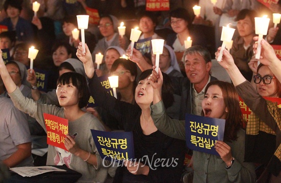 천주교 신자와 사제, 수녀들이 11일 오후 서울 중구 파이낸스센터 앞에서 '천주교 평신도 1만인 시국 기도회'를 열어 국정원 대선 개입의 진상규명과 책임자 처벌을 요구하고 있다.