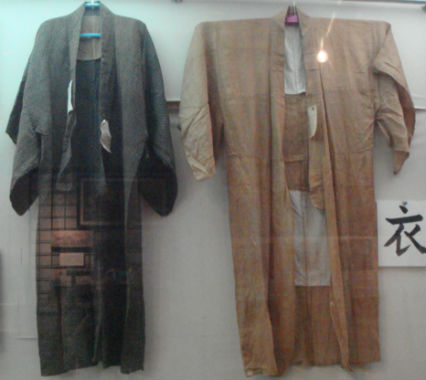 　　아마이오시마 섬사람들이 처음 만들던 오시마츠므기 물감 옷입니다. 소박하면서도 단순합니다. 사리초(笠利町) 역사 민속 자료관에서 찍은 사진입니다. 