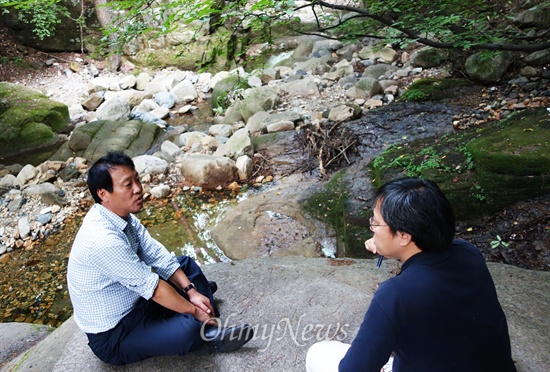 조승수 전 국회의원이 11일 울산 가지산 석남사 인근 계곡에서 <오마이뉴스>와 인터뷰하고 있다.