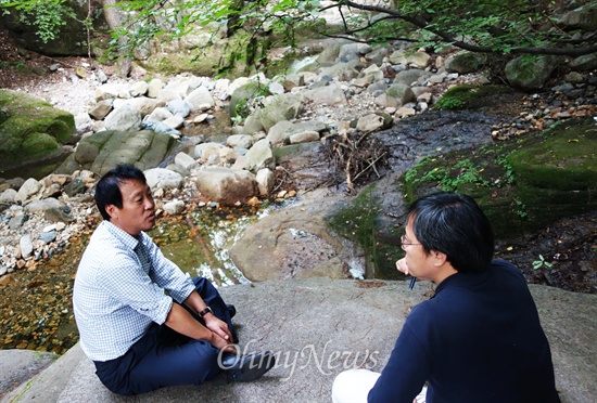  조승수 전 국회의원이 11일 울산 가지산 석남사 인근 계곡에서 <오마이뉴스>와 인터뷰하고 있다.