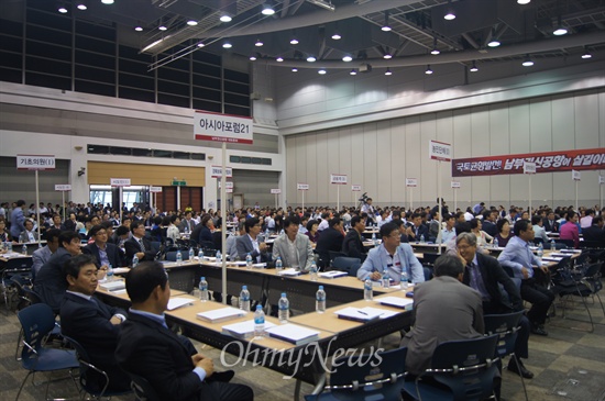 12일 오후 대구엑스코에서 열린 남부권신공항 토론회에 참석한 참가자들이 타운미팅을 통한 토론회를 갖고 있다.
