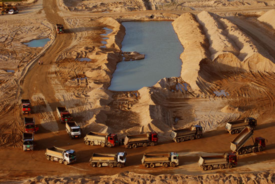 4대강 사업이 벌어지던 2011년 6월 공산성 앞 하중도 모래톱에 준설되고 있다. 중장비들이 모래를 실기 위해 대기하고 있다. 
