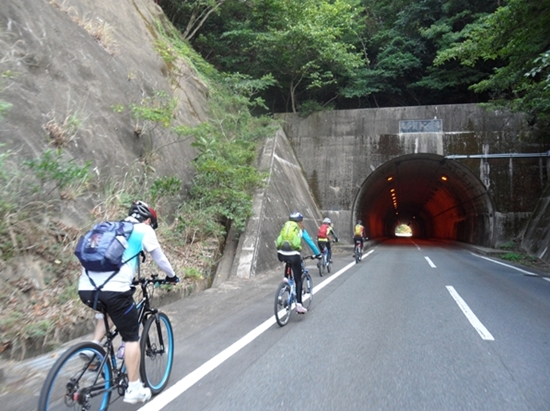 대마도 터널엔 가장자리에 자전거와 보행자 통로가 따로 있다