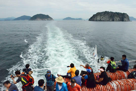 통영항에서 여행자를 실은 배는 통영바다에 떠 있는 섬과 섬 사이를 뚫고 목적지인 연화도로 향하고 있다. 여행자는 바다를 보며 낭만에 빠져 있는 듯하다.
