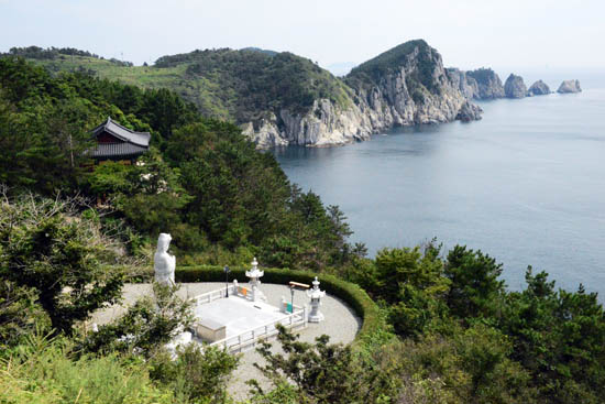 용머리 보덕암 입구에 서면 왼쪽 해수관음상과 용머리가 한 눈에 들어온다.