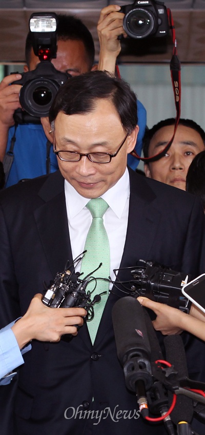 지난 9월 13일 오후 전격 사의를 표명한 채동욱 검찰총장이 취재진에 둘러싸인 채 서울 서초동 대검청사를 나서고 있다.