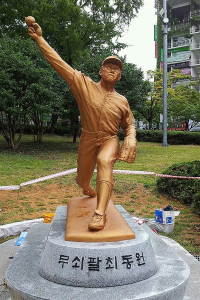  14일 제막하는 투수 최동원의 동상. 한국에서 전현직 프로야구선수를 통틀어 동상이 만들어진 것은 그가 유일하다. 동상은 부산 사직구장 광장에 위치하고 있다. 

