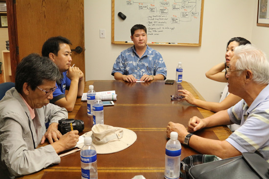 데이비드 장은 하와이 공화당 대표로 하와이 한인의 희망이 되고 있다. 이날 함께 데이비드 장 사무실을 방문한 피터명(맨 오른쪽)씨는 데이비드 장을 추켜세운 뒤 한인들의 정치참여가 늘어나길 기대한다고 말했다.