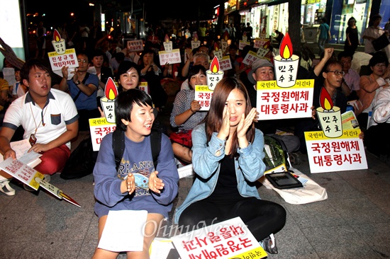  '국정원 대선개입과 정치개입 심판, 민주수호 경남비상시국회의'는 13일 저녁 창원 정우상가 앞에서 "불법대선개입 국정원 특검 실시 촉구 10차 촛불문화제"를 열었다. 사진은 고등학생이 제일 앞줄에 앉아 있는 모습.