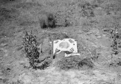 한 국군 무명 용사의 초라한 무덤(1950. 7. 5.).