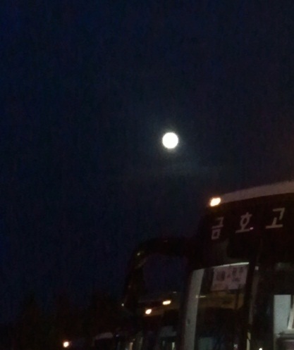 가을밤 하늘에 보름달이 떠 있다. 