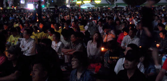 13일 저녁 범국민 촛불문화제 참석한 촛불 시민들이다.