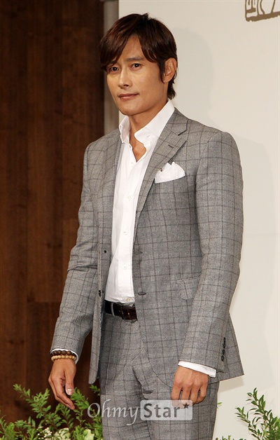  14일 오후 서울 장충동의 한 호텔에서 진행된 배우 배수빈의 결혼식에 참석한 배우 이병헌이 포토타임을 갖고 있다.