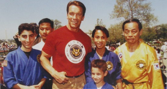  유명한 미국 액션배우이자 캘리포니아 주지사를 지낸 아놀드 슈왈제네거 및 자신의 제자들과 함께 한 이준구 총재.  