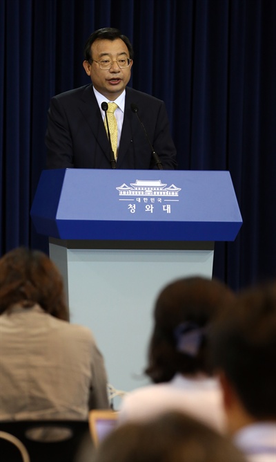 이정현 청와대 홍보수석이 12일 오후 청와대 춘추관에서 박근혜 대통령의 국회방문 및 여야대표 3자회담을 제안하고 있다. 