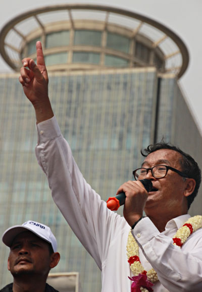 훈센정부의 부정부패를 비난하고 있는 삼 랭시 캄보디아 야당총재.
