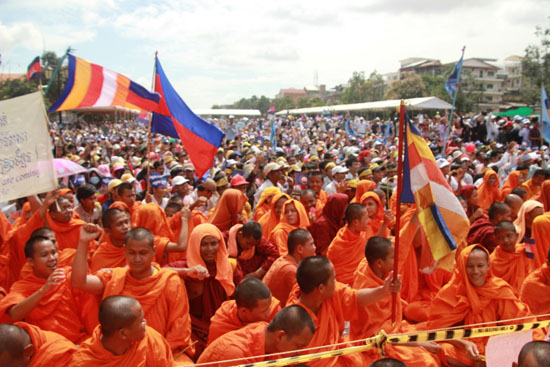 캄보디아 젊은 승려들도 프놈펜 집회에 동참.