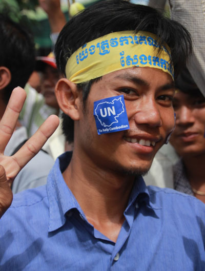 유엔의 공동조사위 참여를 촉구하는 스티커를 붙인 캄보디아 젊은이.