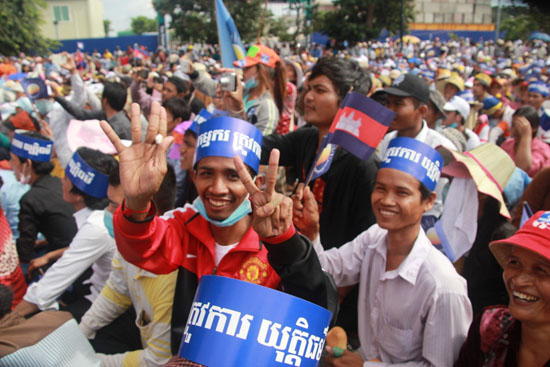 캄보디아 구국당(CNRP) 총선 기호인 '7'이란 숫자를 보이는 지지자들.