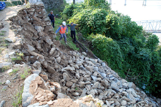 공주시에 따르면 높이 2.5m 성곽이 길이 9m 정도 10톤 정도의 사석이 무너졌다.
