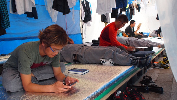 단식 6일차 오전 대한문에 나가기 전 단식자들이 천막에서 휴식을 취하고 있다. 